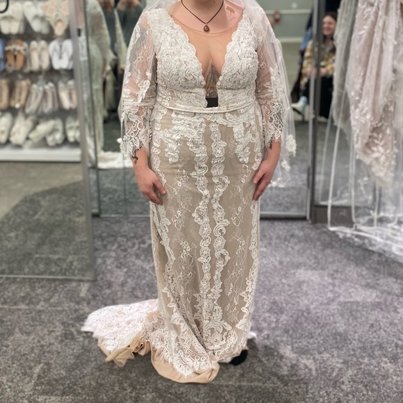 Lace Sheath Silhouette Wedding Gown - Picture 2 of 4